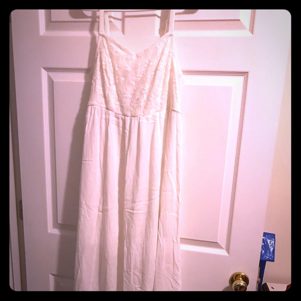 Bnwt size 0 torrid white maxi dress